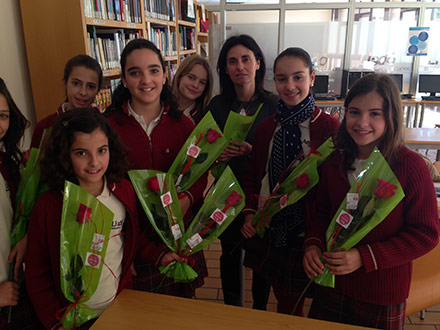 Rosas rojas en el colegio Lledó, en el Día Internacional de la Mujer