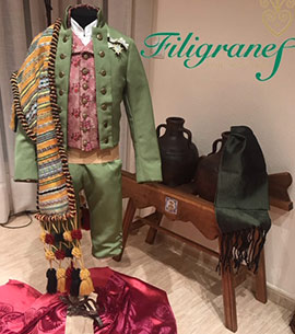 Los trajes de Adrián Peris, acompañante de la reina infantil de la Fira d´Onda 2018 por Filigranes