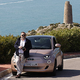 Pepe Lorite de vivecastellon.com conduciendo un Fiat 500 eléctrico de Comauto Sport