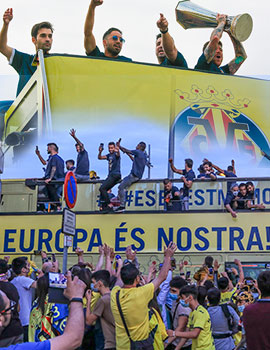 Equipo y aficionados celebran en las calles de Villarreal el trofeo de la Europa League