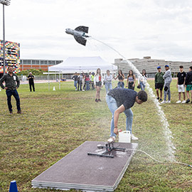 II Concurso de cohetes de agua en las pistas de atletismo de la UJI