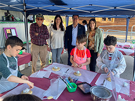 Éxito de participación con cerca de 150 niños y niñas en los talleres de monas de Pascua que promueve la concejalía de Barrios
